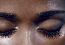 Porque as mulheres estão colocando cílios postiços errado?