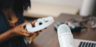 3 podcasts comandados por mulheres Há alguns anos, eu nem sonhava em ouvir podcast. Mas - ainda bem - tem coisas que mudam com o tempo e hoje eu vim aqui indicar 3 programas comandados por mulheres negras. (Foto: Nappy / Reprodução)