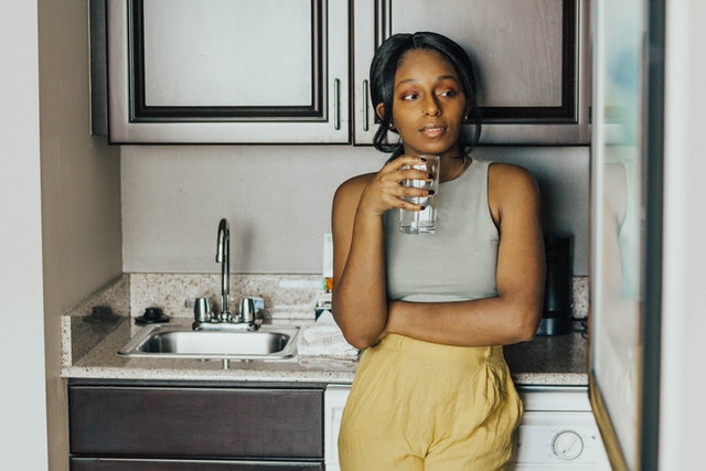 Woman drinking water 640x427 1 - Joyce Ribeiro