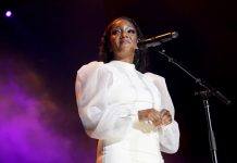 O country de Mickey Guyton Mickey Guyton se lembra bem do lugar de onde veio. (Foto: Reprodução)